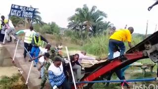 Pod rupt în două fix la inaugurare, în Republica Democrată Congo. Momentul dramatic a fost filmat în direct