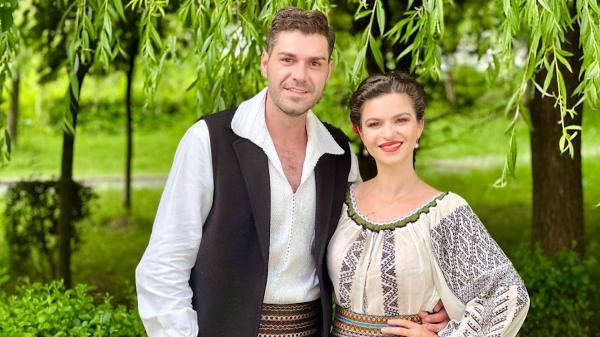 Când folclorul din Oltenia se îmbină cu cel din Muntenia. Gabriel Dumitru şi Beatrice Băndoiu au iubit de mici muzica populară