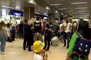 Criza Blue Air. Ciucă: 2.098 de români cu zboruri anulate au cerut sprijin să revină în țară