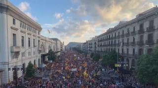 Sute de mii de catalani au manifestat pe străzile Barcelonei pentru a cere independenţa faţă de Spania
