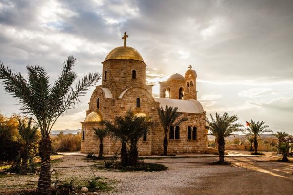 Betania, locul sfânt din Iordania, plin de verdeaţă şi flori, în care trei religii se împletesc în armonie şi rugăciune