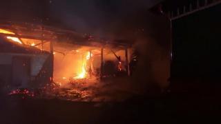 Gospodărie făcută scrum de un incendiu violent, la Suceava. Flăcările devastatoare au cuprins şi un adăpost de animale