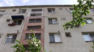 În ce stare se află copilul de 2 ani care a căzut de la etajul 4 al unui bloc din Piatra-Neamţ. Un vecin îngrozit a sunat la 112