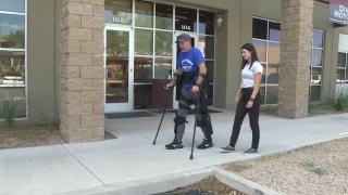 Un veteran american, paralizat de la brâu în jos, a renăscut: Poate merge din nou cu ajutorul unor proteze robotice