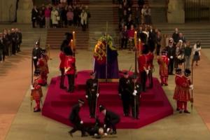 Momente dramatice lângă sicriul reginei Elisabeta a II-a. Un soldat din Garda Regală a leşinat, prăbuşindu-se de pe catafalc, în Westminster Hall