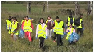 Sute de copii au strâns deșeurile aruncate de adulți în Munții Retezat "E păcat că avem un județ foarte frumos și e păcat să aruncăm gunoaie"