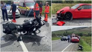 "A avut viteza prea mare". Porsche distrus pe un drum din Cluj, după ce un motociclist a alunecat într-o curbă și a intrat pe contrasens