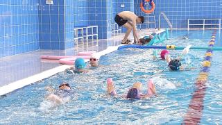 Lecţiile de înot, prea scumpe pentru copiii din România. Din cele aproximativ 7.000 de şcoli din ţară, doar 56 au bazine de înot