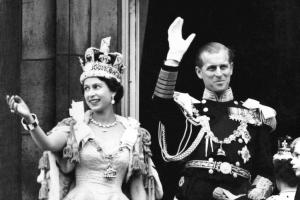 Regina Elisabeta a II-a a schimbat reguli şi tradiţii de secole: a născut prin cezariană, a jucat în reclame şi a fost cea mai fotografiată femeie din lume