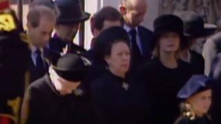 Gestul Reginei Elisabeta a II-a la înmormântarea Prinţesei Diana cu care a recâştigat iubirea poporului: "A fost spectaculos făcut"