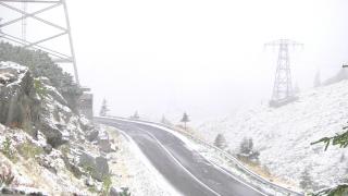 Primele zăpezi la munte. Drumarii au început să intervină pe Transalpina