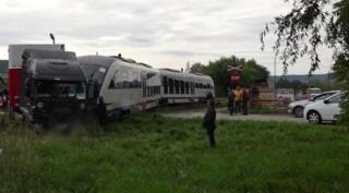 Impact violent între un TIR şi un tren, în Sighişoara. Locomotiva a deraiat, iar şoferul autocamionului şi o pasageră au fost preluaţi de SMURD