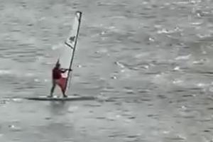 Un turist rus înghiţit de valuri, în timp ce căuta aventura la Costineşti pe placa de windsurf. Ultimele imagini cu el surprinse de soţia sa