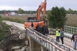 Pod surpat de viitură la o săptămână de la deschidere, în Bihor: "Dacă trecea maşina pe el se ducea în jos pământul cu tot cu ea"