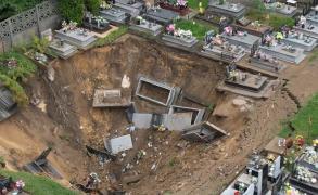 O gaură uriașă a înghițit zeci de morminte, într-un cimitir din sudul Poloniei. Rămășițele morților s-au prăbușit câțiva metri, după o alunecare de teren
