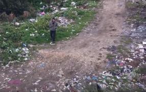 "Delta" din Carpaţi, sufocată de gunoaie. Autorităţile ştiu că există acolo un depozit ilegal de deşeuri, dar au soluţia pentru a-l desfiinţa