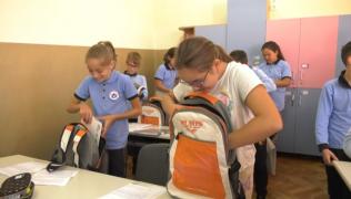 Surprize pentru 5.000 de elevi din ţară: au primit ghiozdane complet echipate pentru noul an şcolar