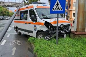 Un stâlp s-a prăbușit peste o ambulanță în misiune, după un accident în Arad. O asistentă, medicul și ambulanțierul au fost răniți