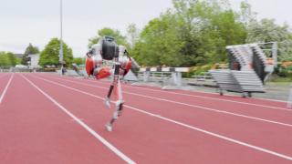 În cât timp parcurge 100 de metri, în alergare, cel mai rapid robot biped din lume. Recordul stabilit de Cassie