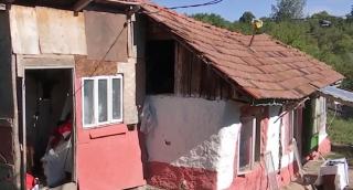 "S-a auzit o pârâială". Familie din Buzău, la un pas de tragedie după ce pământul de sub casă a luat-o la vale, în miez de noapte