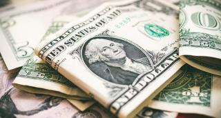 Cu ochii pe dolar: fluctuația monedei americane poate aduce un val de scumpiri, de la carburanți, haine și până la mâncare