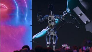 Elon Musk a prezentat două prototipuri ale robotului umanoid Optimus. Tesla speră să-l poată produce în "milioane" de unităţi, cândva