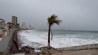 Uraganul Orlene a lovit litoralul mexican de la Oceanul Pacific. Rafalele de vânt au lăsat zeci de mii de familii fără curent electric