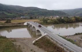 Podul din România care se termină în câmpul de porumb. O comună a asfaltat drumul, cealaltă l-a lăsat din pământ şi cu gropi