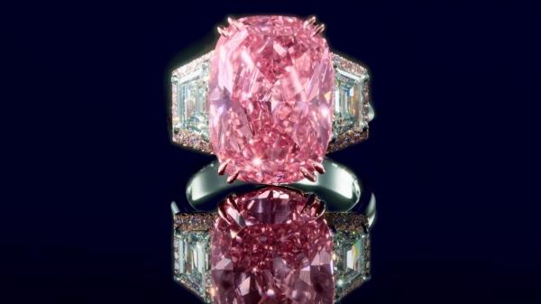 Al doilea cel mai mare diamant roz din lume, Williamson Pink Star, s-a vândut pe un preţ uriaş