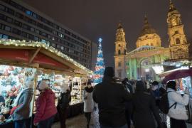 Târgul de Crăciun de la Budapesta, vizitat de mii de români, e afectat de criza energiei. Certuri pe bani, în loc de spirit festiv