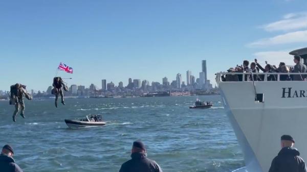 Doi militari ''zburători'' au făcut spectacol în portul New York. Propulsaţi de reactoare, le-au amintit spectatorilor de filmele Iron Man