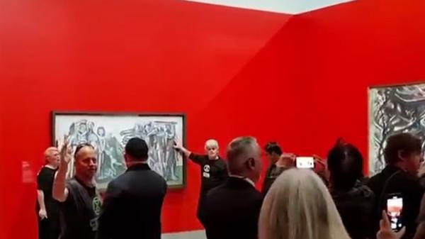 Doi activişti australieni şi-au lipit mâinile de un tablou de Picasso. Problema asupra căreia au vrut să atragă atenţia