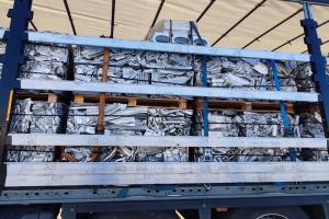 48 de tone de deşeuri din aluminiu, oprite de vameşi la intrarea în România: "marfa", trimisă înapoi în Ungaria. Cum s-au dat de gol cei doi şoferi de TIR