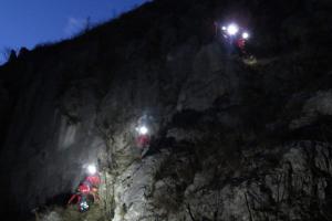 Turistul căutat de salvamontiştii din Hunedoara a fost găsit mort. Bărbatul a căzut de la 100 de metri
