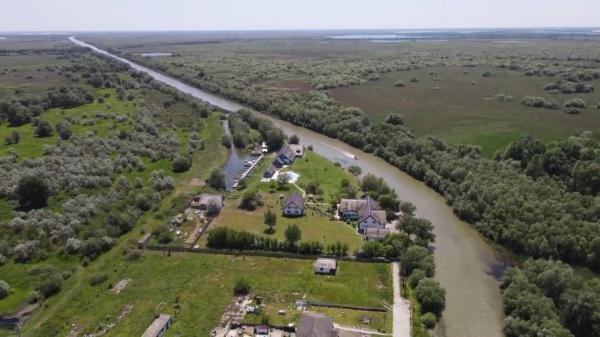 Turiștii ar putea plăti de 6 ori mai mult pentru a vizita Delta Dunării. Proprietarii de pensiuni se tem că-și vor pierde clienții