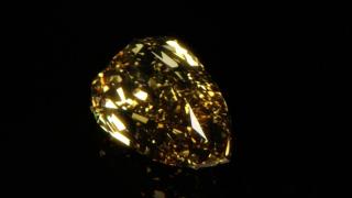 "Canarul de aur", cel mai mare diamant galben din lume. De la cât porneşte preţul de licitaţie
