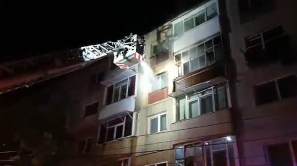 Incendiu violent în Constanța. Un bătrân de 84 de ani a ajuns la spital, după ce apartamentul unui bloc a fost cuprins de flăcări