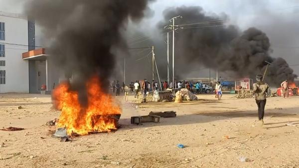 Cel puţin 50 de morţi şi sute de răniţi după ce armata şi poliţia au deschis focul în manifestanţi, în Ciad. Protestatarii au incendiat sediul partidului de guvernământ