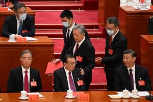 Scenă bizară la Congresul Partidului Comunist din China. Fostul președinte, vizibil slăbit, a fost luat pe sus de lângă Xi Jinping