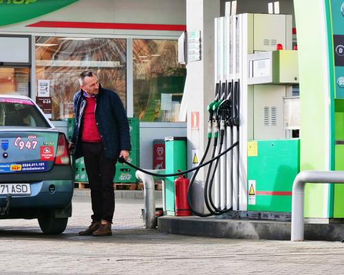 Prețul carburanților a crescut de 13 ori în ultima lună, iar analiștii au previziuni sumbre. Ce se va întâmpla din 5 decembrie