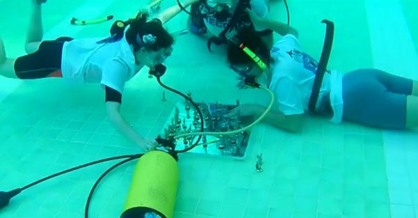 Concurs de şah subacvatic. Şase elevi din Craiova, pasionaţi de sporturi extreme, au reuşit să obţină un record naţional la scufundări
