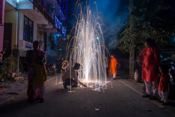 A început Festivalul Luminilor din India. Autorităţile au făcut apel la oameni să folosească artificii nepoluante