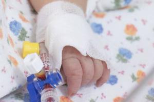 Un bebeluş din Vrancea a ajuns la spital cu o foarfecă înfiptă în cap. Mama dă vina pe sora de 1 an