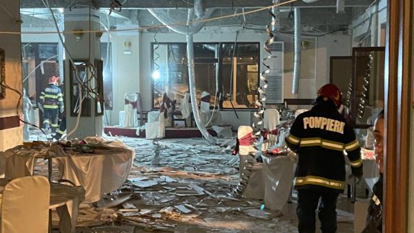 Tavanul unui restaurant din Brăila, prăbușit în toiul nunții. Bucățile de rigips au căzut peste mesele invitaților