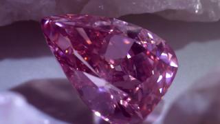 Un diamant roz de 35 de milioane de dolari, în formă de pară, vedeta unei licitaţii din Geneva