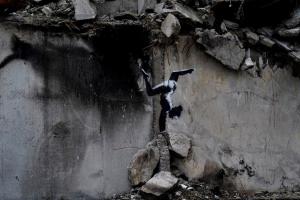 Celebrul artist Banksy a ajuns în Ucraina şi pune graffiti pe clădirile bombardate de ruşi: ipostază în care a fost "pictat" Putin