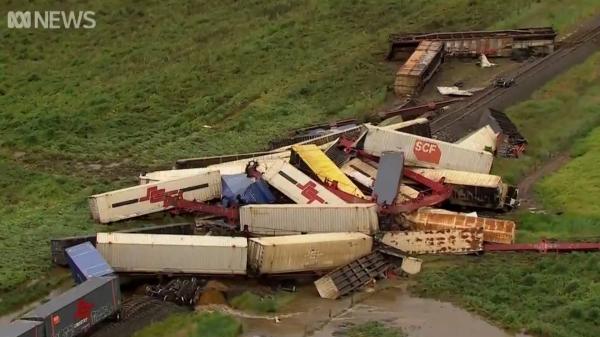 Un tren de marfă lung de aproape 2 km a deraiat, în Australia. Peste 20 de vagoane au sărite de pe şine