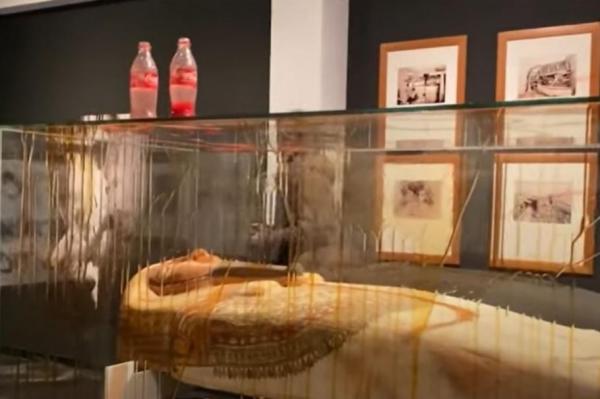 Mumie stropită cu Coca-Cola de doi activişti de mediu, într-un muzeu din Egipt. Cum au scăpat nepedepsiţi