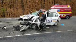 Mașină de poliție făcută praf, după un accident teribil pe un drum din Mehedinți. Autospeciala ar fi intrat în depășire pe linia continuă