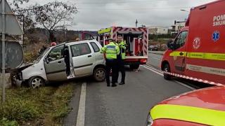 Un bărbat a murit pe loc, după ce a intrat cu maşina direct într-un stâlp în Cluj